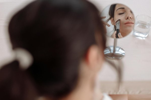 Quels soins privilégier pour une peau éclatante et hydratée en hiver?
