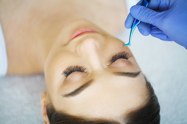 Devenez expert grâce à la formation extension de cils à prix réduit